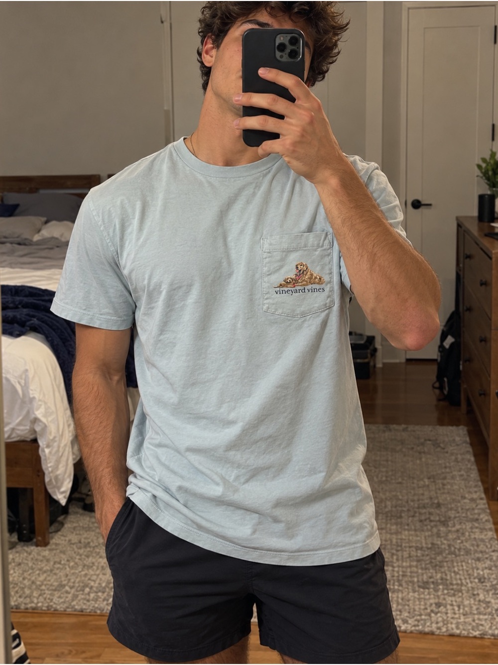 Vineyard Vines Men’s Pocket Tee in Pale Blue with Golden Retriever Graphic